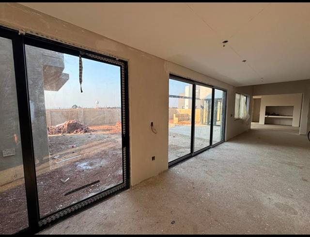 5 BEDROOM HOUSE FOR SALE IN MIDSTREAM HEIGHTS